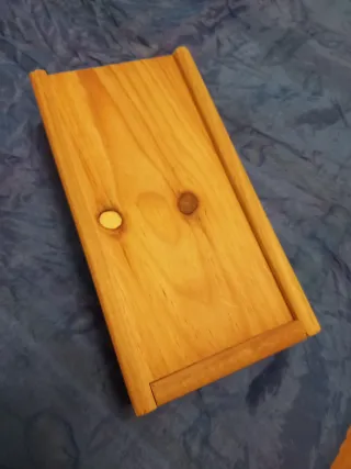 Lote llaveros, monedas y caja madera