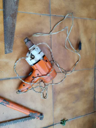 Taladro eléctrico naranja y blanco