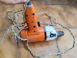 Taladro eléctrico naranja y blanco