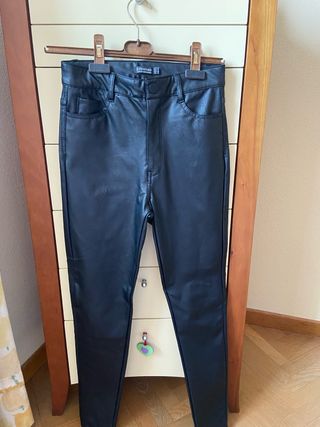 Pantalón efecto piel negro