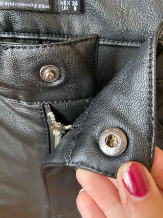 Pantalón efecto piel negro