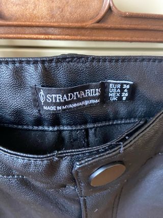 Pantalón efecto piel negro