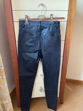 Pantalón efecto piel negro