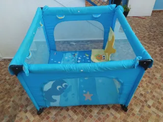 Parque infantil azul con diseño marino