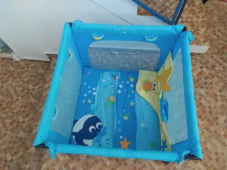 Parque infantil azul con diseño marino