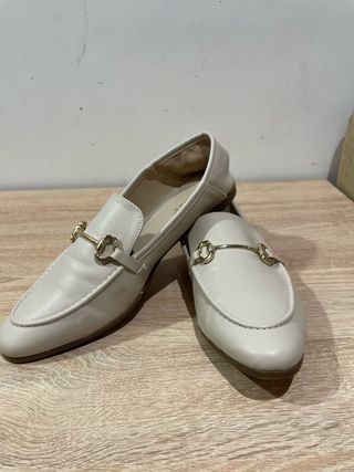 Mocasines Beige con Hebilla Dorada
