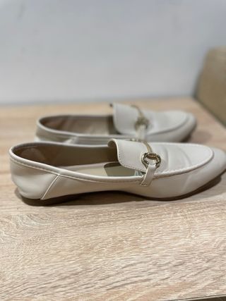 Mocasines Beige con Hebilla Dorada