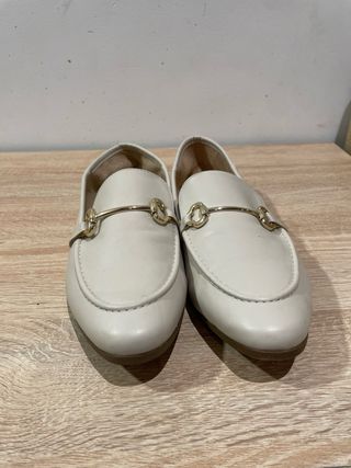 Mocasines Beige con Hebilla Dorada