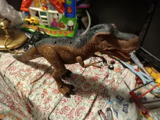 Dinosauro con suoni e movimento