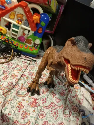 Dinosauro con suoni e movimento