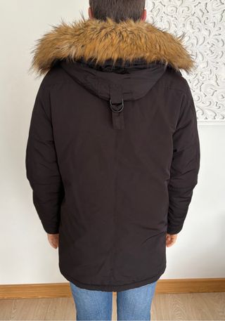 Parka Negra Zara con Capucha y Pelo