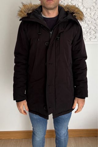 Parka Negra Zara con Capucha y Pelo