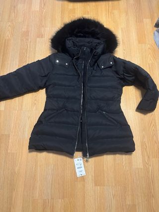 Plumífero negro con capucha y pelo