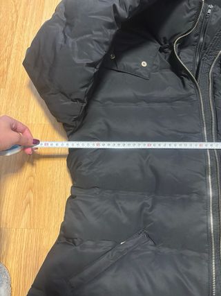 Plumífero negro con capucha y pelo