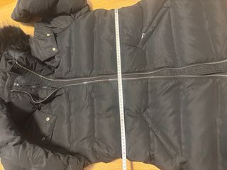 Plumífero negro con capucha y pelo