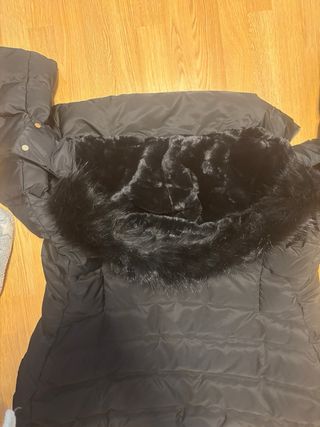 Plumífero negro con capucha y pelo