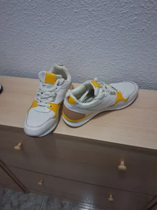 Zapatillas deportivas blancas y amarillas