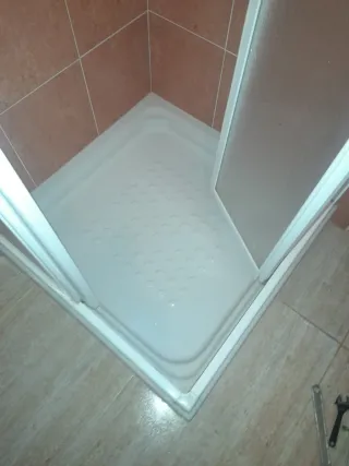 Plato de ducha blanco de plástico