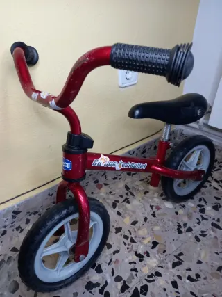 Bicicleta de equilibrio Chicco Roja