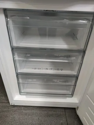 Nevera Sharp 187x60cm A+ no Frost con Garantia