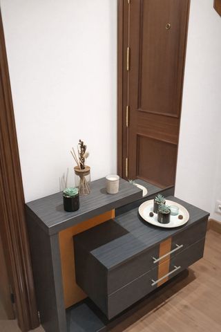 Mueble recibidor pasillo gris y naranja
