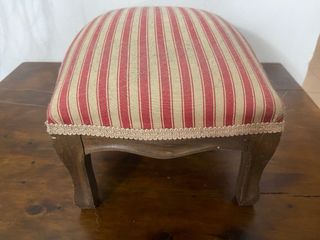 Sgabellino vintage a righe rosse e beige