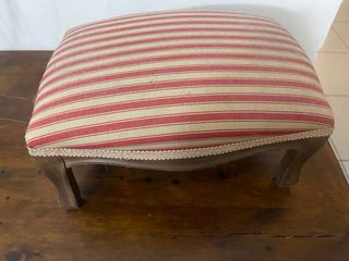 Sgabellino vintage a righe rosse e beige