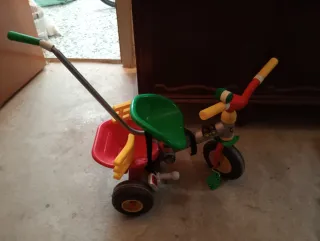 Triciclo infantil con empujador