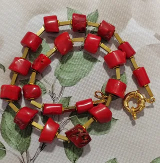 Collar Coral Rojo y Hematites Cierre Acero dorado