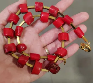 Collar Coral Rojo y Hematites Cierre Acero dorado