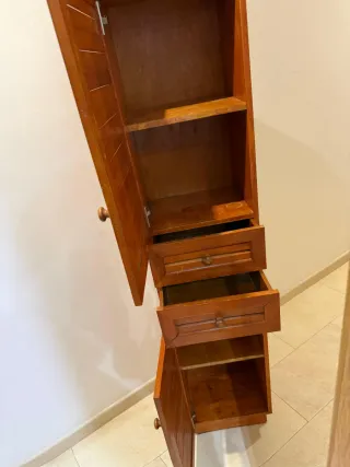 Armario de madera estrecho