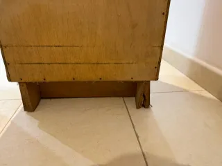 Armario de madera estrecho