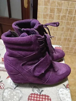 Botas de cuña moradas para mujer