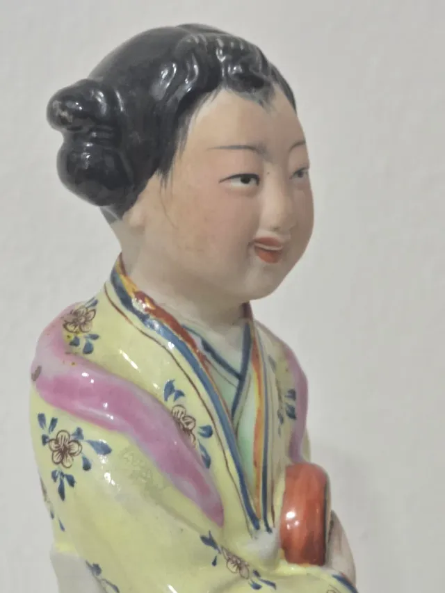 Figura de geisha  porcelana China