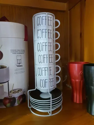 Juego de 6 tazas de café con soporte y platos. La.