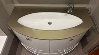 Mobile bagno con piano cristallo oro verde