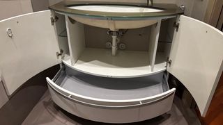 Mobile bagno con piano cristallo oro verde