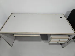 Escritorio con cajonera y teclado