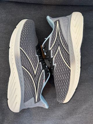 Zapatillas para correr grises y blancas