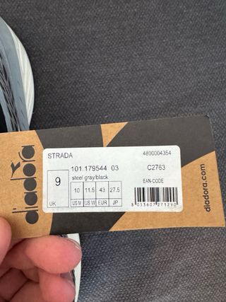 Zapatillas para correr grises y blancas