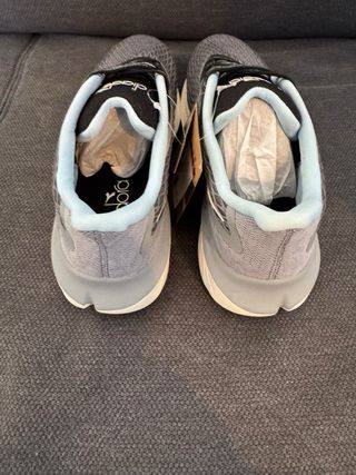 Zapatillas para correr grises y blancas