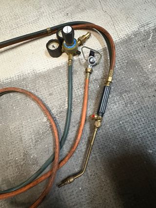 Soplete con mangueras y regulador