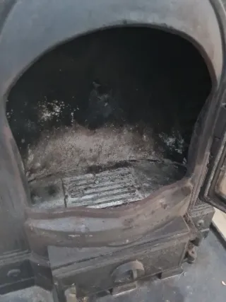 Vecchia stufa a legna e carbone salamandra