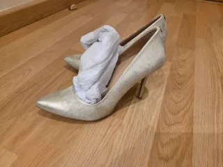 Zapatos de tacón dorados y plateados