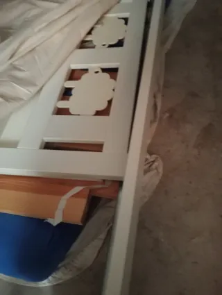 Cama infantil blanca con detalles