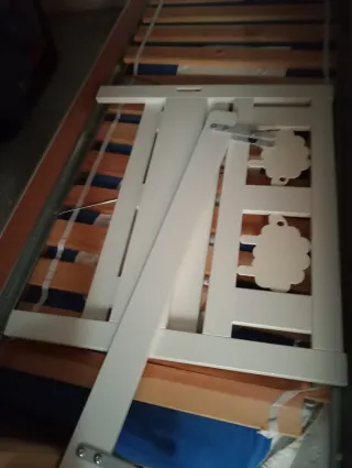 Cama infantil blanca con detalles