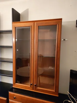 Vitrina de madera y cristal