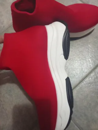 Tenis rojos con suela blanca
