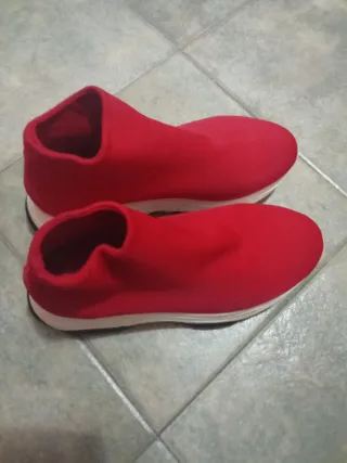 Tenis rojos con suela blanca