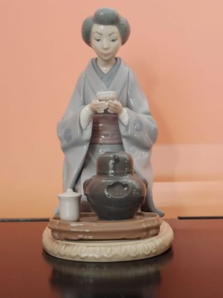 Lladró 5122 Luna de Agosto Geisha Sirviendo Té